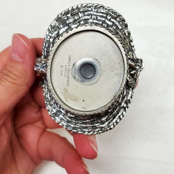 Vintage marked "Royal Selangor Pewter 1997" garden theme salt and pepper shakers - Picture 5 of 9